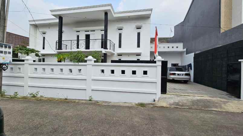 rumah french style di jatiwaringin bekasi