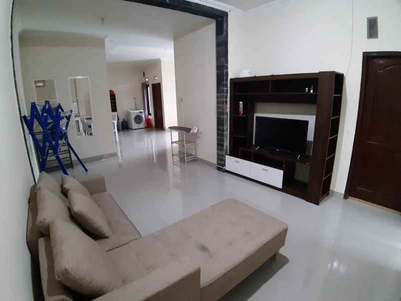 rumah full furnished lokasi jakal km 10