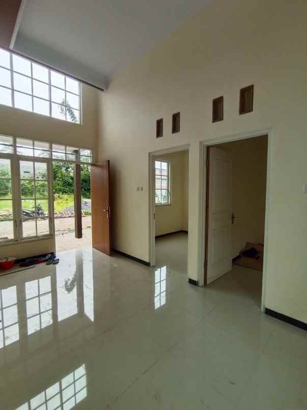 rumah konsep villa modern lokasi di kota malang