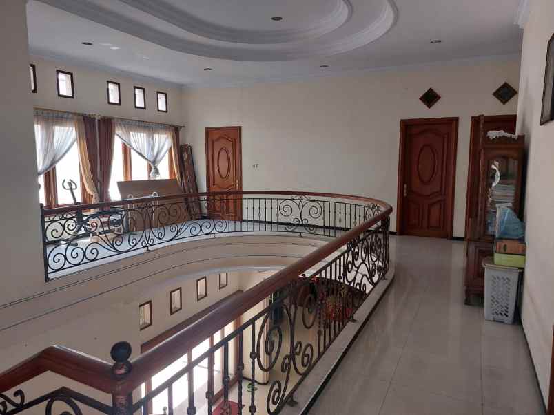 rumah mewah modern 2 lantai di araya malang