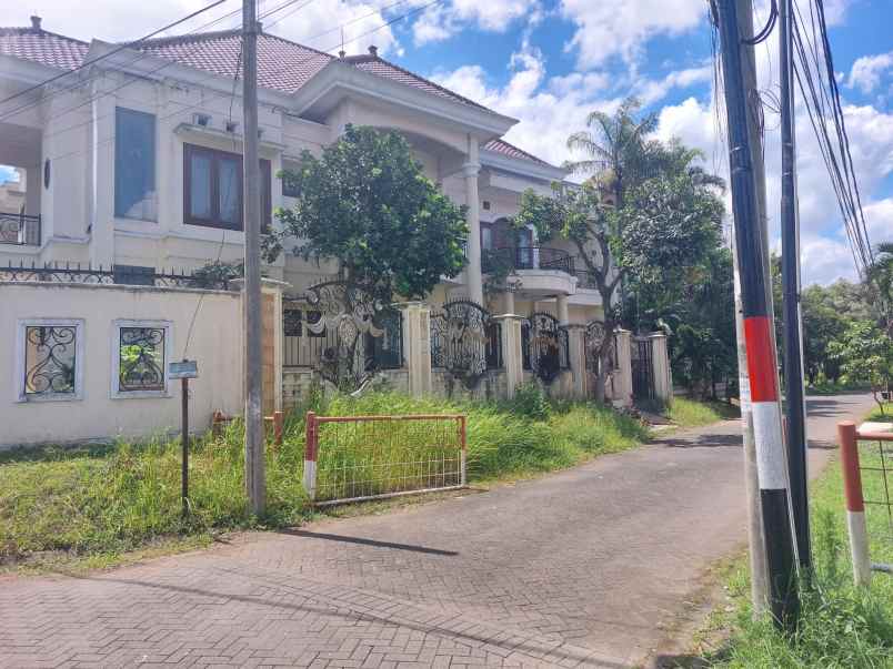 rumah mewah modern 2 lantai di araya malang