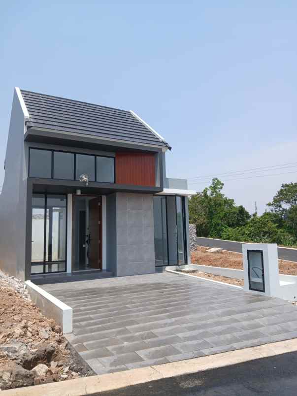 rumah mewah satu lantai type edna di cluster sambiroto