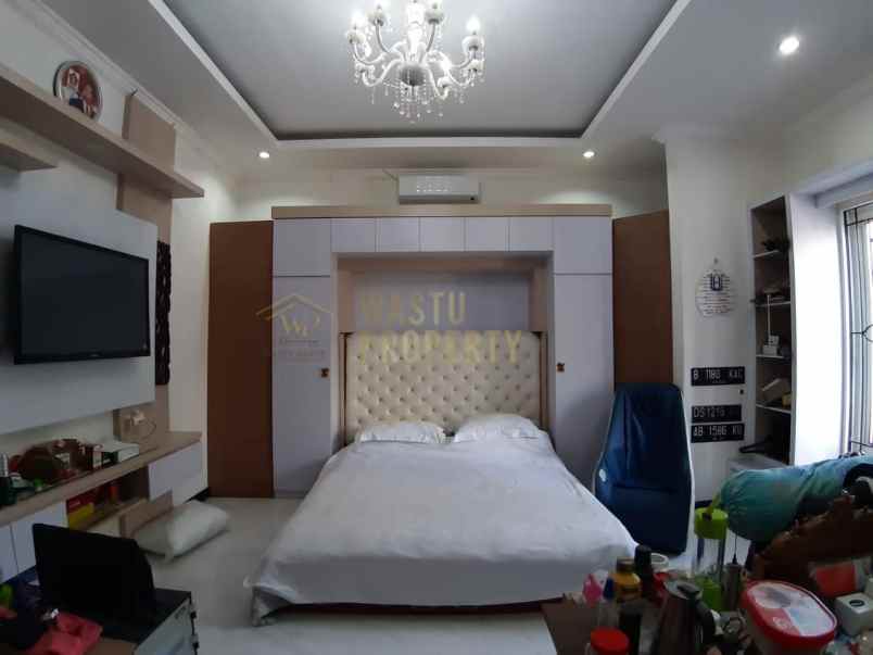 rumah mewah tanah luas harga nego dekat stadion maguwo