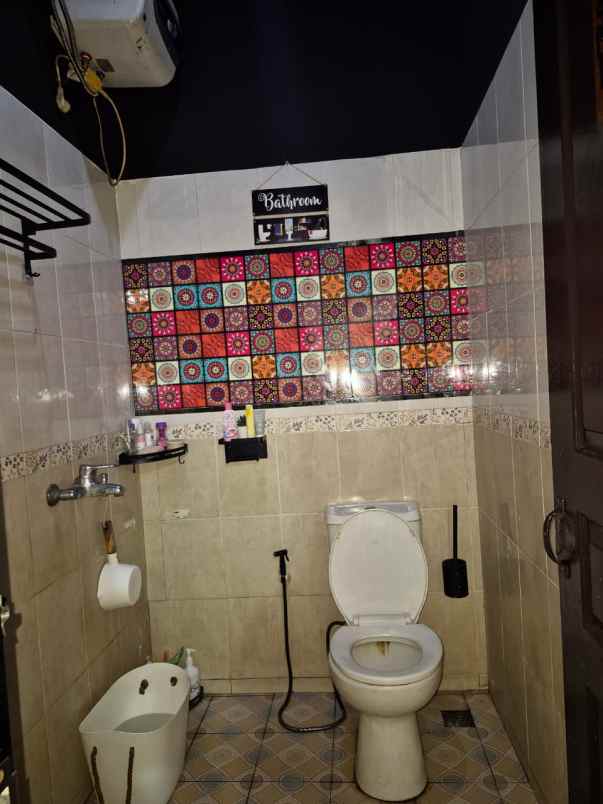 rumah minimalis komplek ciwaruga ada taman belakang