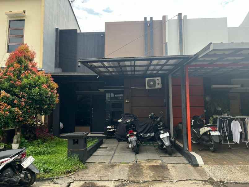 rumah minimalis komplek ciwaruga ada taman belakang