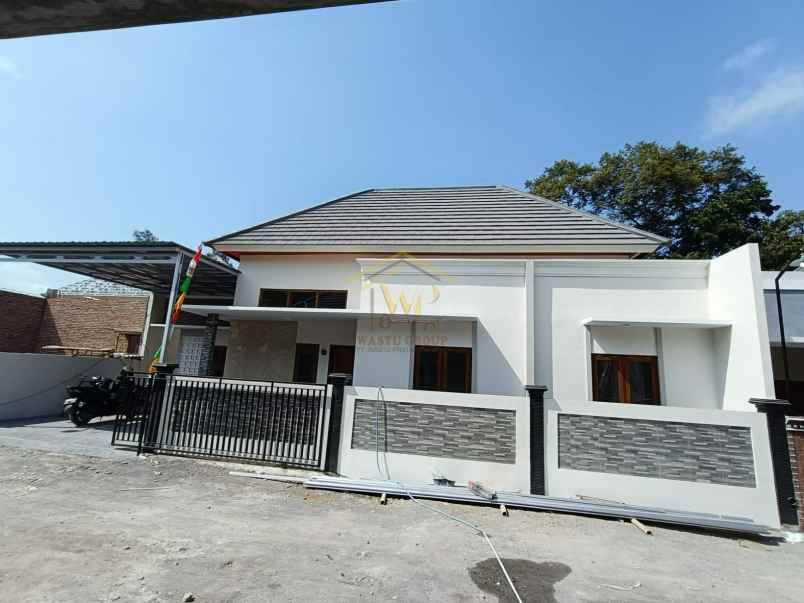 rumah minimalis modern nyaman dan sejuk di ngemplak