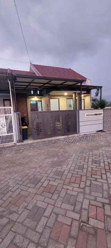 rumah modern minimalis dekat bandara abd saleh