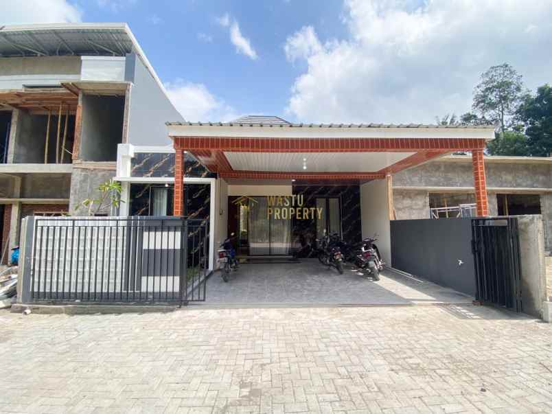 rumah modern siap huni semi furnish di dekat uii