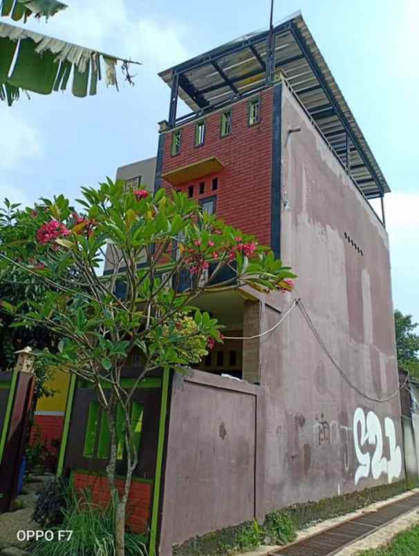 rumah second 3 lantai murah siap huni dicipayung depok