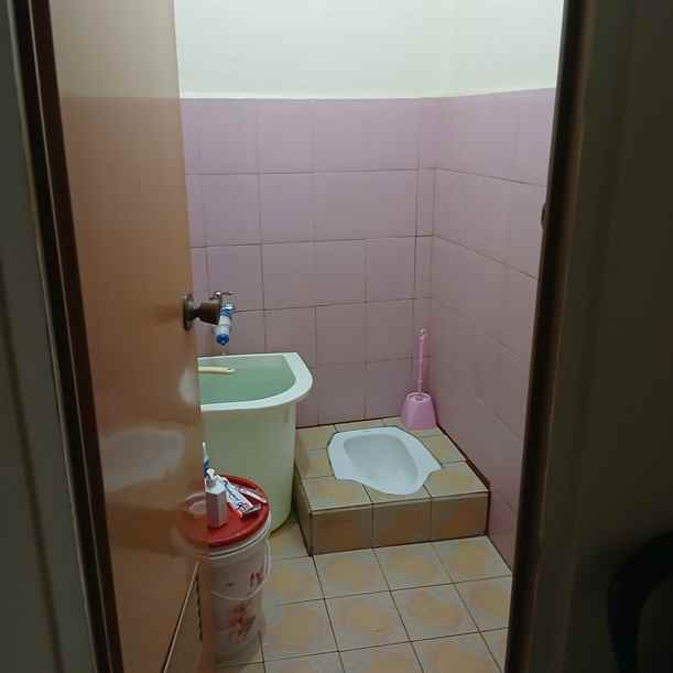 rumah second strategis bebas banjir di bekasi kota