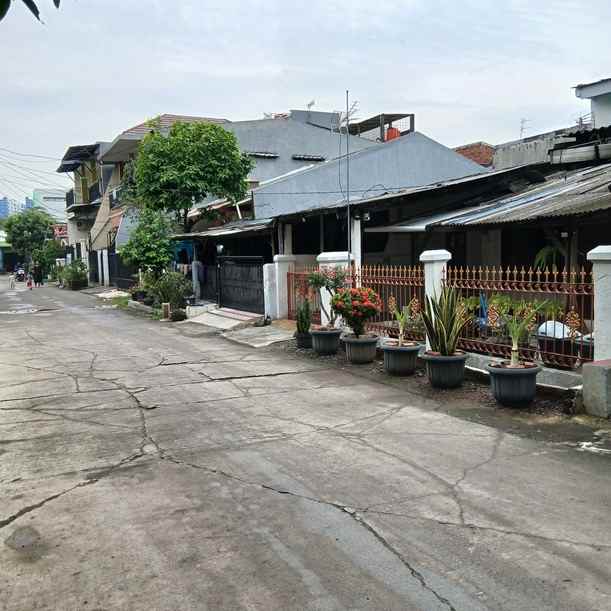 rumah second strategis bebas banjir di bekasi kota