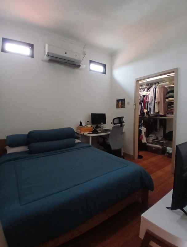 rumah second terawat strategis di mampang depok