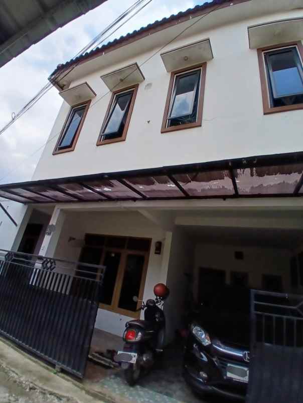 rumah second terawat strategis di mampang depok