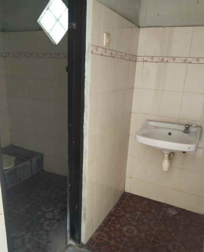 rumah strategis 2 lantai siap buka usaha karanganyar