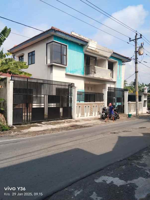 rumah strategis 2 lantai siap buka usaha karanganyar