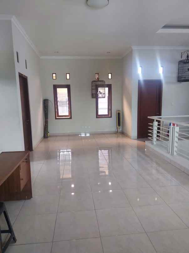 rumah strategis dekat sekolah pusat belanja siap huni