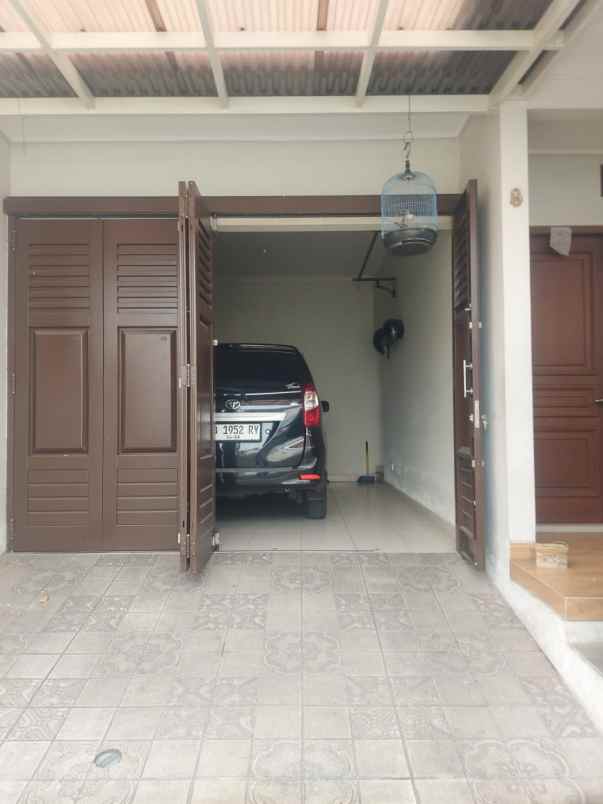 rumah strategis dekat sekolah pusat belanja siap huni