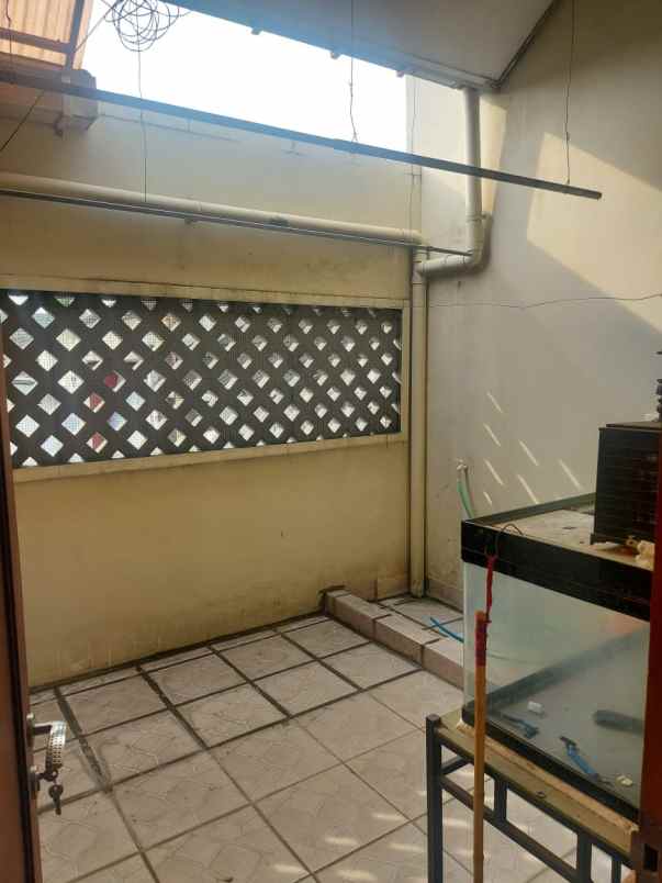 rumah strategis dekat sekolah pusat belanja siap huni