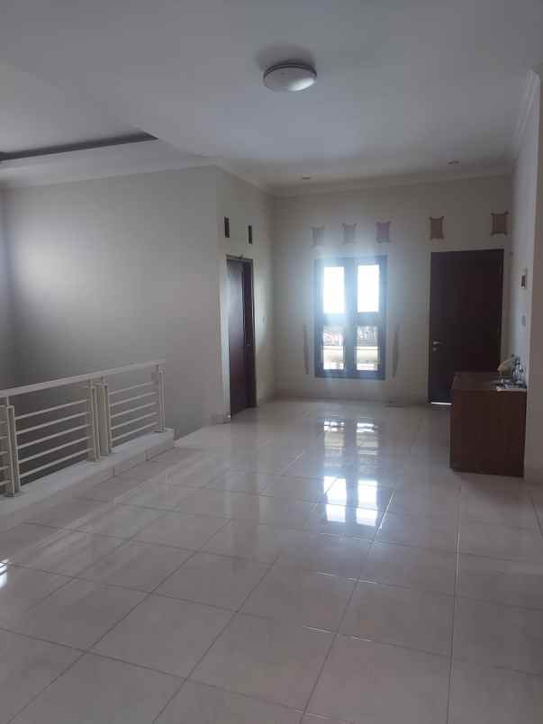 rumah strategis dekat sekolah pusat belanja siap huni