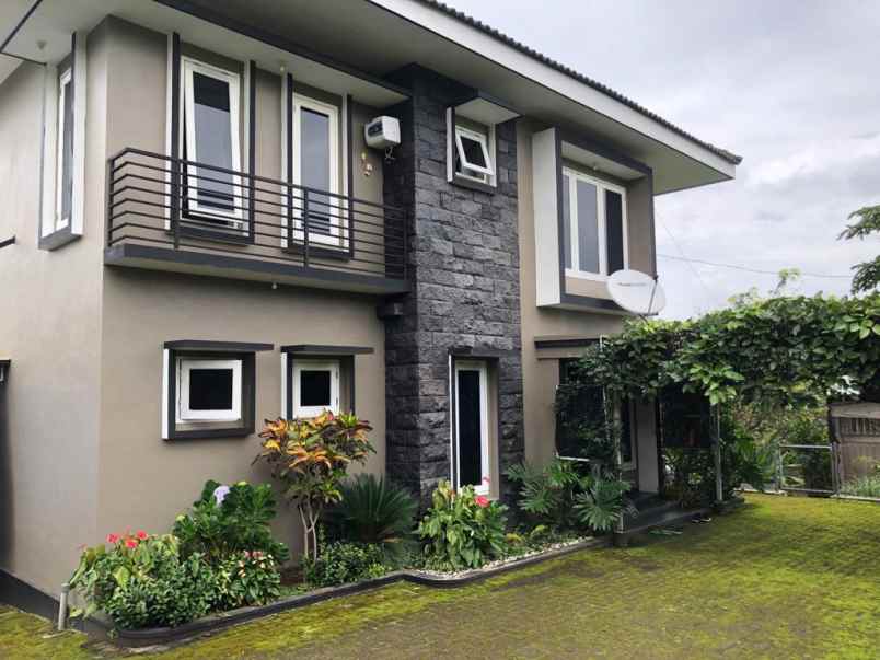 rumah villa full furnish view super cantik di malang