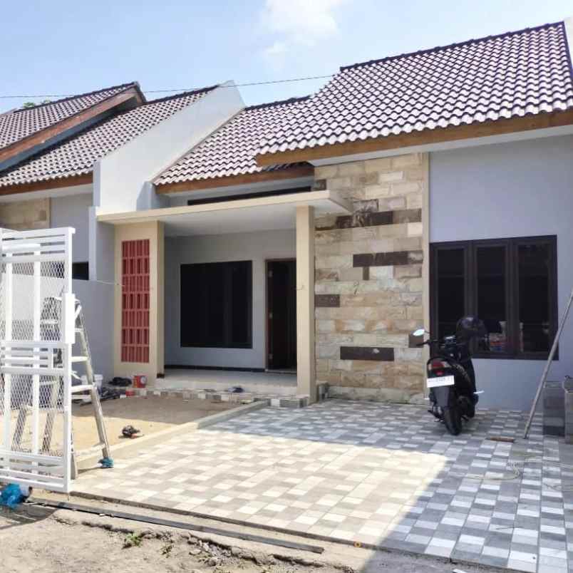 dijual rumah 1 km ke stadion maguwoharjo