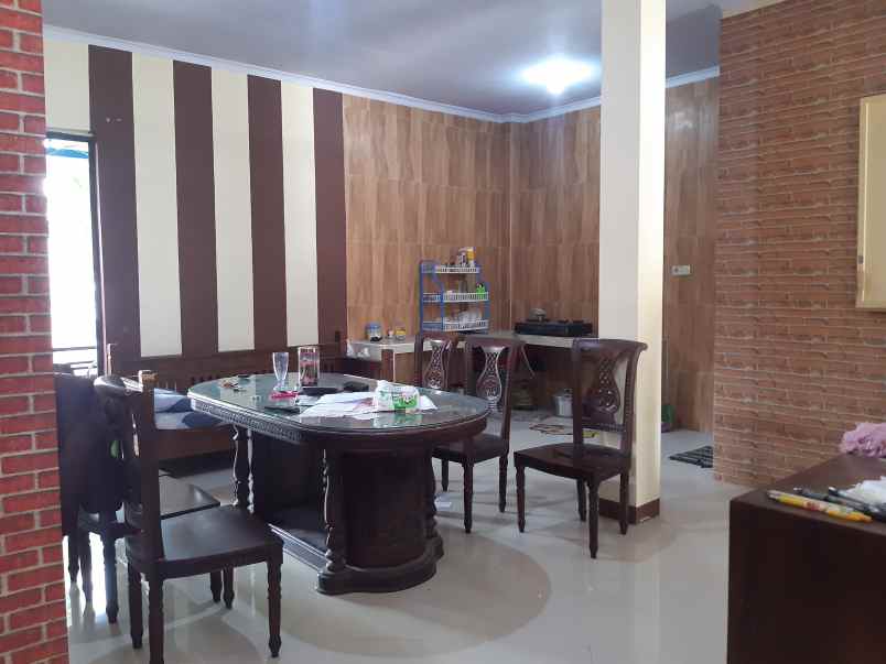 dijual rumah 2 lantai di kelurahan kepatihan jember