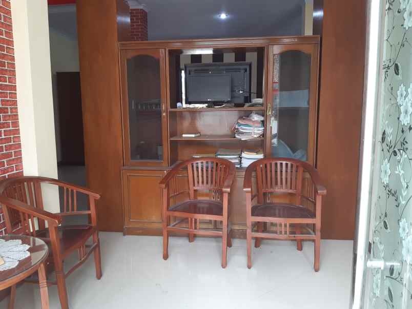 dijual rumah 2 lantai di kelurahan kepatihan jember