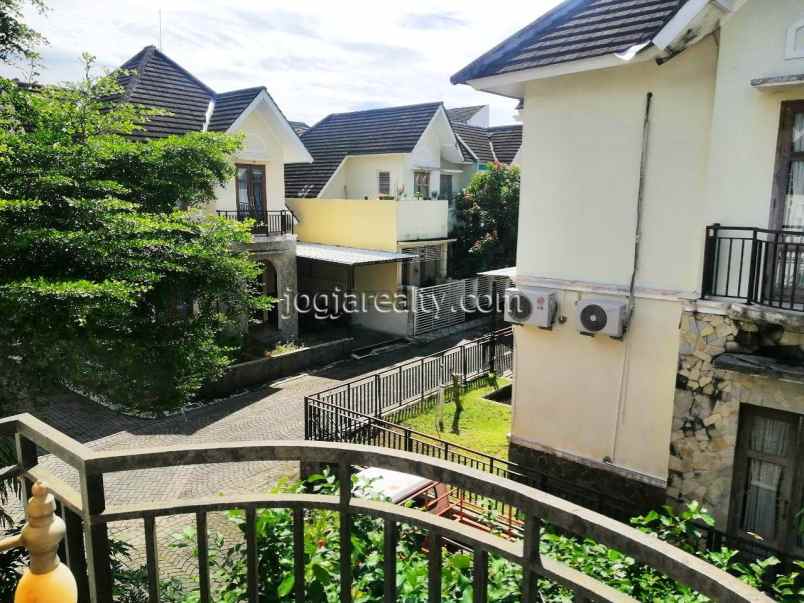 dijual rumah ambarketawang gamping