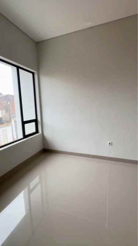 dijual rumah baru posisi hook daerah antapani