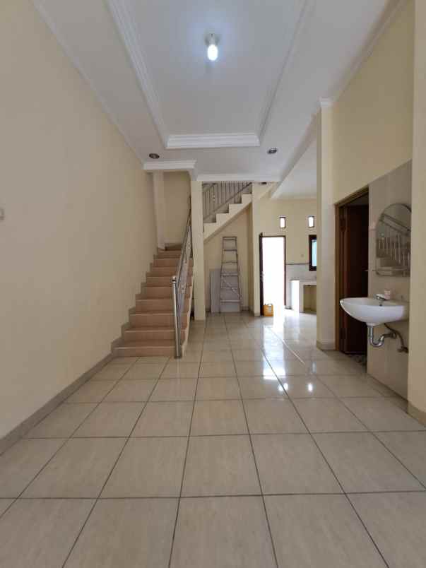 dijual rumah beji timur