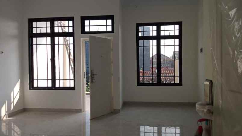 dijual rumah boulevard hijau kota