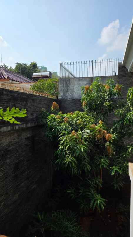dijual rumah bukit gading villa