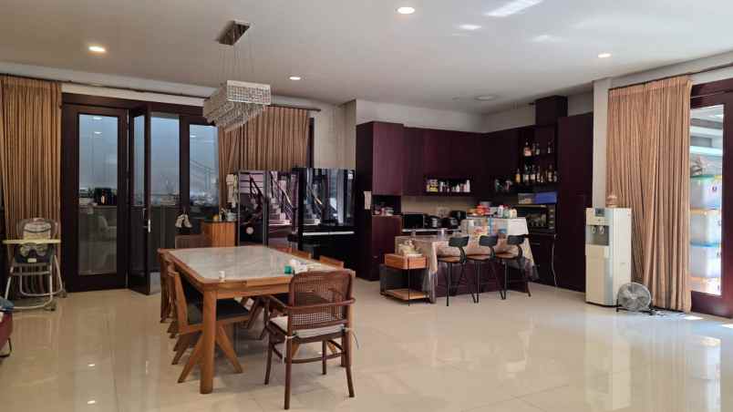 dijual rumah bukit gading villa