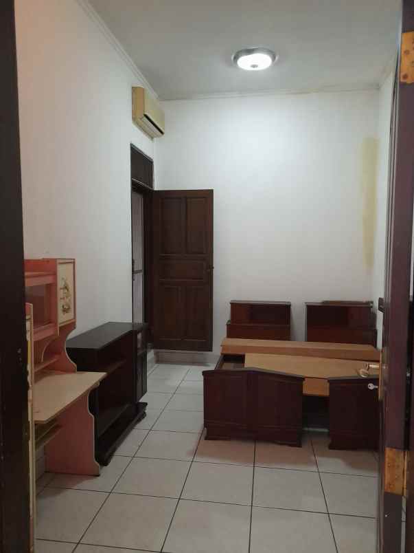 dijual rumah cinere