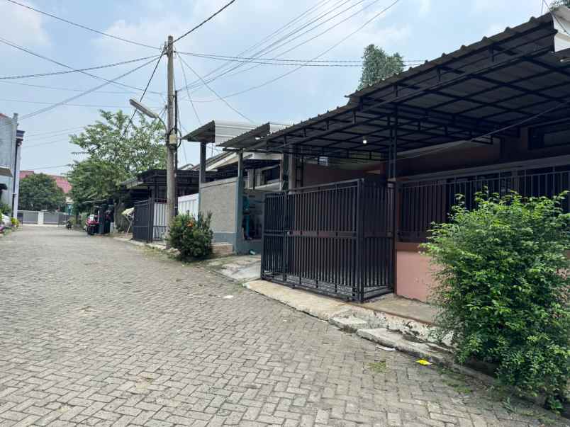 dijual rumah cluster nempel mal