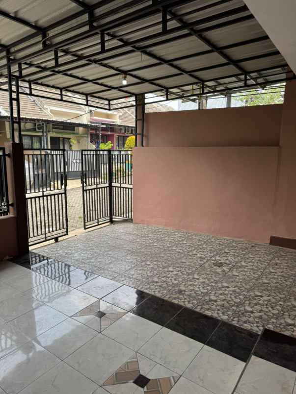 dijual rumah cluster nempel mal