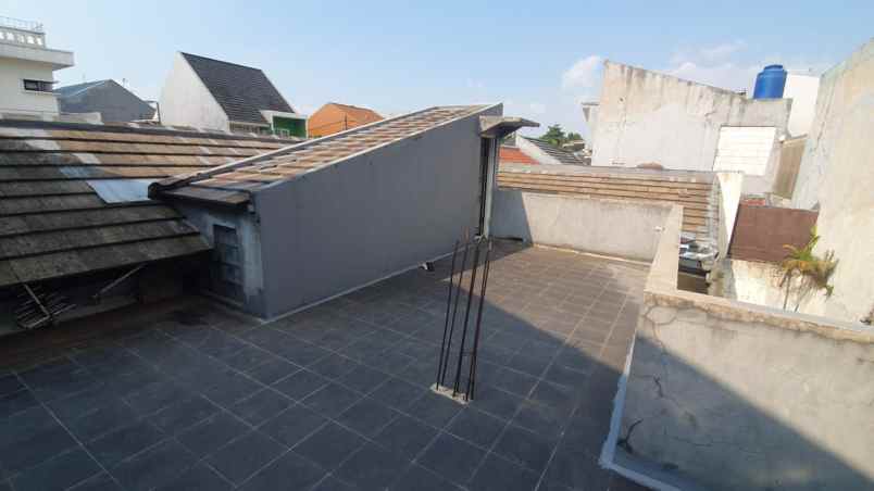 dijual rumah dgn tanah luas harga murah