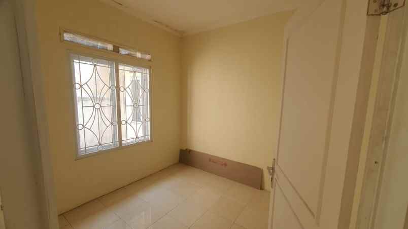 dijual rumah dgn tanah luas harga murah