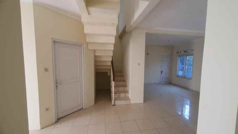 dijual rumah dgn tanah luas harga murah