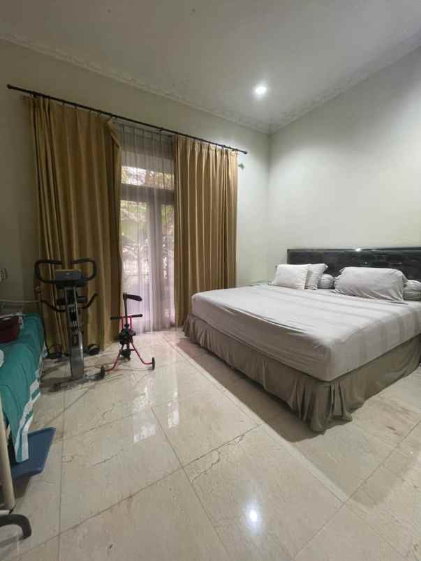 dijual rumah graha family wiyung