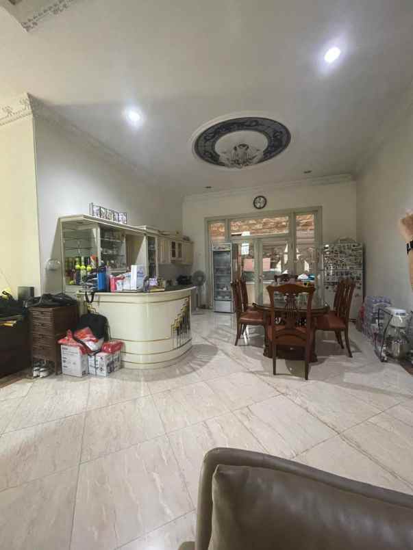 dijual rumah graha family wiyung