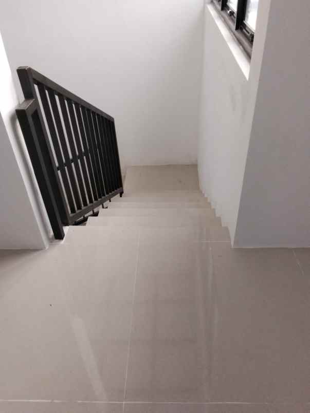 dijual rumah grand pakuwon