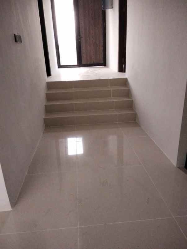 dijual rumah grand pakuwon