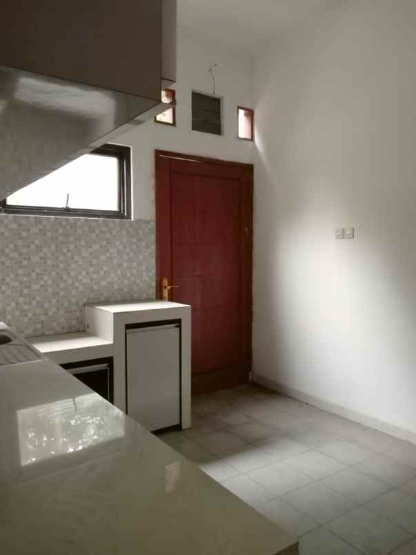 dijual rumah gunung raya cirendeu