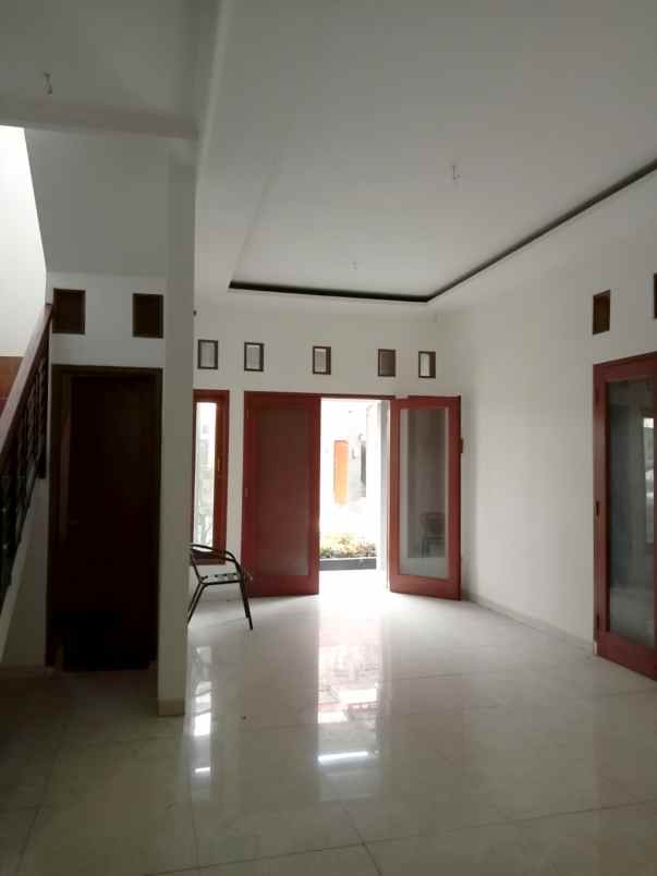dijual rumah gunung raya cirendeu