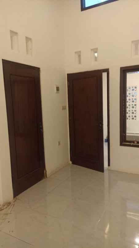 dijual rumah istana bandara pakis malang