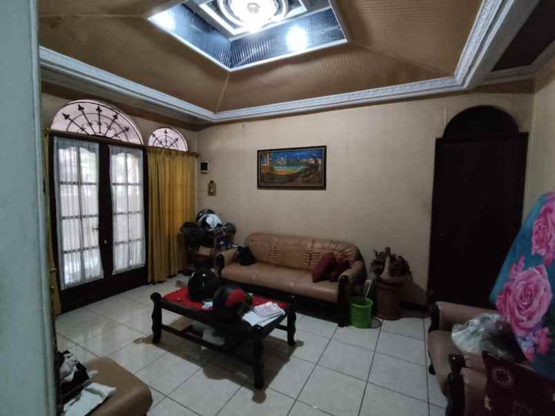 dijual rumah jalan badak