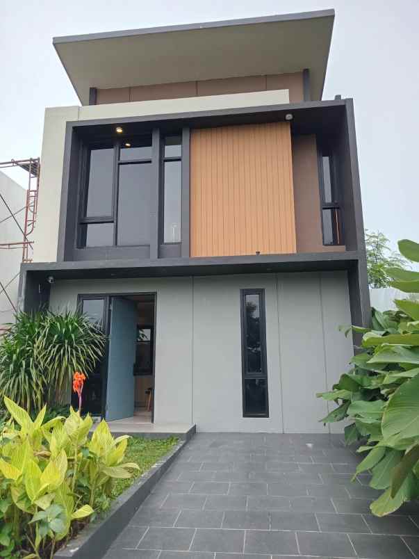 dijual rumah jalan belouvard cinity