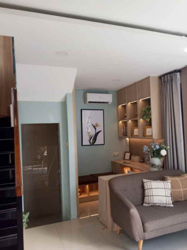 dijual rumah jalan belouvard cinity