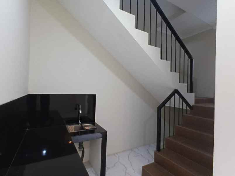 dijual rumah jalan permana